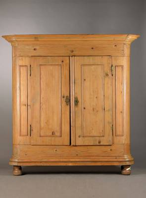 Barockschrank, süddeutsch, Mitte 18.Jh., Weichholz, urspr. gefaßt, 2-türig, Türen mit angedeuteten Kassetten, orig. Schlüsselschilde, st. ...