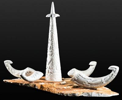 A.R. Penck & Frank Breitenbruch, Himmlische Stürzer, 6-teilige Skulptur aus schimmernden weißen Carrara-Marmor bestehend aus einer Stele (50cm), ...