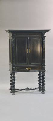 Stollenschrank, deutsch, Gründerzeit, um 1870/75, Korpus schwarz poliert, Innenleben mit Wurzelholzfurnier, 2-türig u. 1-schübig, Stollenteil mit ...