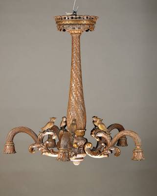 Deckenlampe, deutsch, um 1920, Holz geschnitzt, partiell vergoldet, umlaufend in Flachschnitzerei beschnitzt, 5 Arme mit je einer Brennstelle, feiner ...