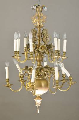 Deckenlampe im gotischen Stil, um 1850/60, Bronze, schwere Qualität, am Baluster eingest eckte Arme, 15 Brennstellen nachträglich Elektrifiziert, ...