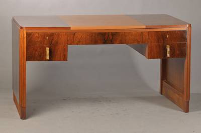 Aufwendiger Art-Deco-Schreibtisch, Frankreich, um 1930, Üppiges Palisanderfurnier, vergoldete Art-Deco-Elemente, Lederschreibfläche, 5-schübig, ...