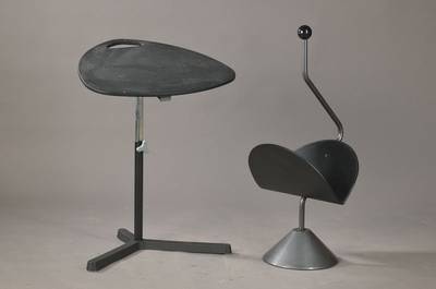 Paar Beistellmöbel, 80er Jahre, Zeitungsständer, Leder u. Stahl, H. ca. 90 cm Beistelltischchen, kipp- u. höhenverstellbar, Kunststoff u. ...