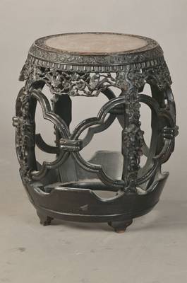 Blumentischchen, Asien, 20.Jh., Rotholz in reicher dekorativer Durchbrucharbeit, Platte mit Marmoreinlage, stiltypische Ornamentik,H. ca. 55 cm, D. ...
