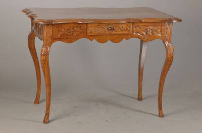 Salontisch, sog. Console de milieu, sog. Mitteltisch, um 1850/60, Nussbaum massiv u. furniert, allseitig geschweift u. verkröpft, Zarge mit ...