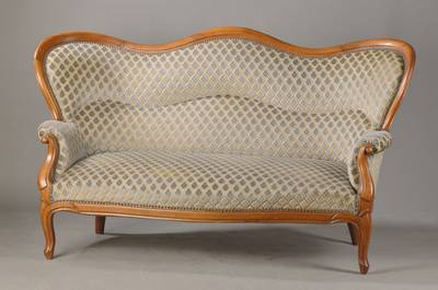 Salonsofa, sog. Canape, süddeutsch, um 1850/60, Nussbaum, allseitig geschweift, Polster u. Bezug mit Gebr.-Sp., ca. 96x173x80 cm, Sh. ca. 43 cm