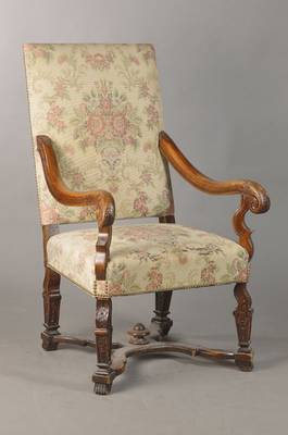Üppiger Barockstil-Sessel, deutsch, um 1870/80 Nussbaum massiv, im Stil von 1700, Beine konisch verlaufend mit Kreuzsteg, Handläufe mit ...