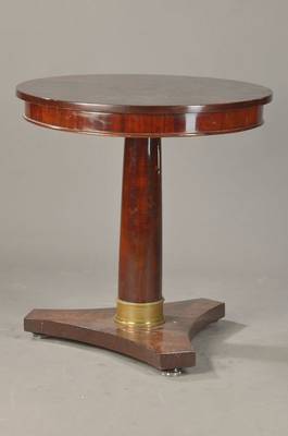 Seltener Empire-Salontisch, wohl Frankreich, um 1805, Mahagoni auf Eiche, runder Schaft mit 3-fach eingezogener Sockelplatte, Messingring, Platte mit ...