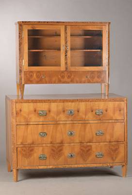 Biedermeier-Aufsatzkommode, wohl Bayern, Raum Würzburg, um 1815/20, Nussbaumfurnier z.T.4 -fach gespiegelt verlegt, Kommode 3-schübig, ...