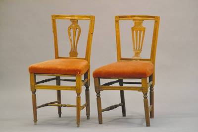 5 Stühle, deutsch, um 1800, Nussbaum massiv,klassizistisch, Rückenlehne in sich gewölbt mit stilisierter Vasenversproßung, Polster u. Bezug mit ...