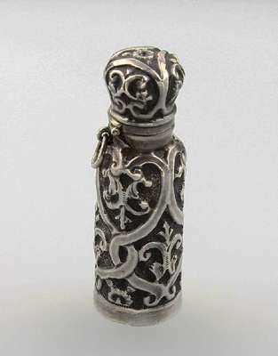 Parfumflakon mit Stöpsel, Frankreich um 1900, 800er Silber, florale Gravur, Grund punz., z.T. grav., teilverg., Meistermarke LM mit Kampfbeil ...