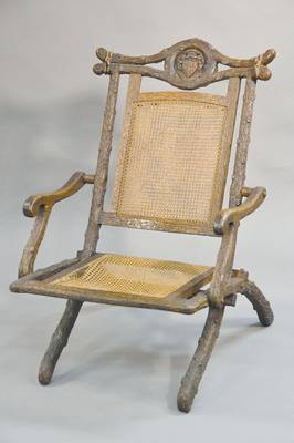 Seltener Faltstuhl, wohl Brienz, um 1850/60, Eiche massiv, Stuhlkonstruktion naturalistisch-realistisch als Äste ausgeführt, Rattangeflecht besch., ...