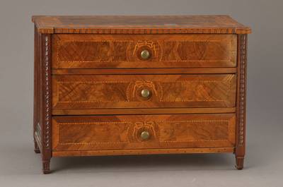 Louis-Seize-Miniaturkommode, süddeutsch, um 1770/80, Nussbaum- u. Wurzelnussfurnier, stiltypische u. beispielhafte Ansammlung klassizistischen ...