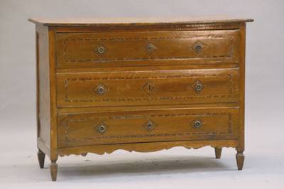 Klassizistische Kommode, wohl Baden o. Lothringen, um 1770/80, Nussbaum, 3-schübig, ländlich, Intarsienarbeit, Reste alten Wurmbefalls, Alterssch., ...