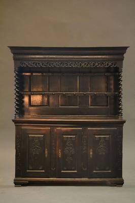 Tellerboard-Schrank, wohl Niedersachsen, dat. 1735, Eiche massiv, Unterteil 3-türig, mittige Tür mit Schüben, Aufsatz mit Tellerständer, Großer ...