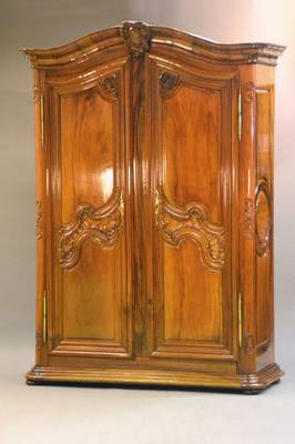 Barockschrank, wohl Pfalz / Moselgebiet, um 1760/70, Nussbaum massiv, 2-türig, üppige u. tief profilierte Rocaillen- u. Kammmuschelschnitzerei, ...