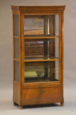 Vitrine, deutsch, um 1830/40, Korpus Weichholz, Nußbaumfurnier, dreiseitig verglast Rückseite verspiegelt, Glas aus der Zeit, profilierte Leiste, 3 ...