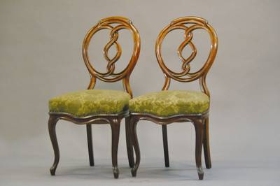 Paar Brezelstühle, deutsch, um 1860, Nussbaum massiv, fein gerieft, Polster u. Bezug mit Gebr.-Sp., H. ca. 93 cm, Sh. ca. 50 cm