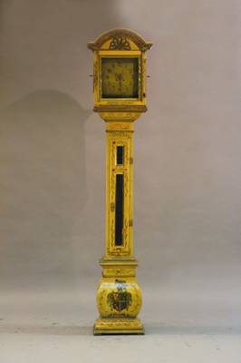 Standuhr, Barock, mit ergänztem Werk, um 1760, Holzgehäuse, reich profiliert, gebauchter Sockel mit Adelswappen, aufgesetztes Oberteil, sekundär ...
