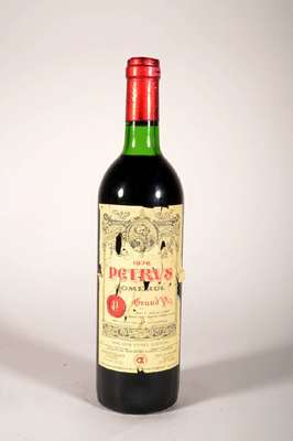 1 Flasche 1976 Petrus Pomerol, ca. 73 cl, 12 % Vol., Füllstand: ca. top shoulder, unverkostet, Etikett stark besch. sammelwürdig, sehr selten im ...