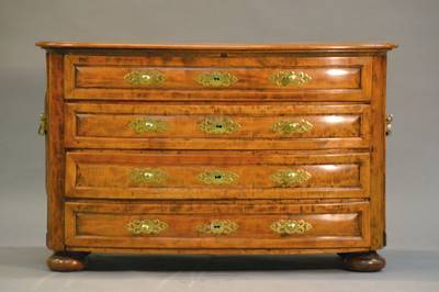 Barockkommode, deutsch, Hessen, um 1730/40, Kirsch-Weichholz, Nussbaum-Wurzelfurnier, gespiegelt verlegt, Frontgewölbt, reiche ...