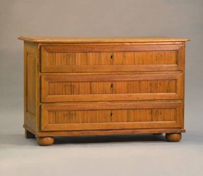 Kommode, wohl Hessen, um 1800, Eiche massiv, 3-schübig, Quetschfüße, Seiten schlicht kassettiert, Schubladenfronten in geripptem Dekor, Schlösser ...