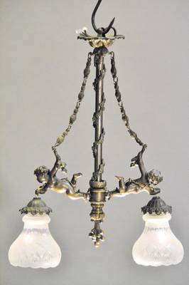 Deckenlampe, Frankreich, um 1900, Bronzemontur mit zwei vollplstischen Putten, farbloser Glasschirm, geschliffen und teilmattiert, an den Rändern ...