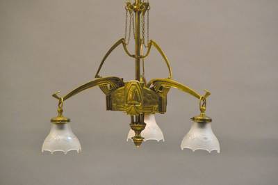 Deckenlampe, deutsch, um 1900-10, Messingfassung mit stiltypischem geprägtem Dekor, drei Brennstellen mit farblosen, mattierten und geschliffenen ...