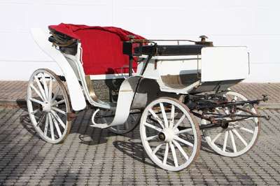 Hochzeitskutsche, deutsch um 1890, hochwertige Wagnerarbeit, Eisenkonstruktion mit doppelter Federung, Buche und Eiche massiv, nachträglich weiß ...