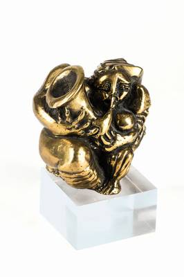 Luciano De Tommaso, geb. 1973 Udine/Italien,Bronzestatuette auf Plexiglassockel, sign., Figur 13,5 cm, mit Sockel 18x9,5 cm