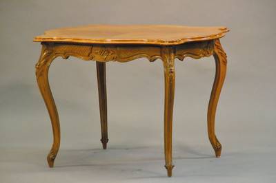 Salontisch, deutsch, 60er Jahre, im Rokoko- Stil, Nussbaum, nach Vorbild von 1890, Furnierauf Kreuzfuge, ca. 71x106x70 cm