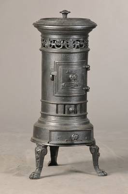 Ofen, Frankreich, um 1880, Gußeisern, Historismus, Funktion nicht geprüft, H. ca. 75cm
