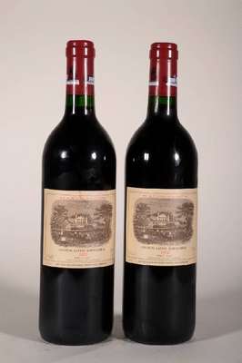 2 Flaschen 1992 Chateau Lafite Rothschild, Pauillac, je ca. 75 cl, 12,5 % Vol., Füllstand: je ca. into neck, unverkostet, ein Etikett min. ...