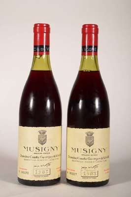 2 Flaschen 1983 Musigny Domaine Comte Georges de Vogue, je ca. 73 cl, Abstand zwischen Kapsel und Wein: ca. 2,5 cm, sehr gute Erhaltungszustände, ...