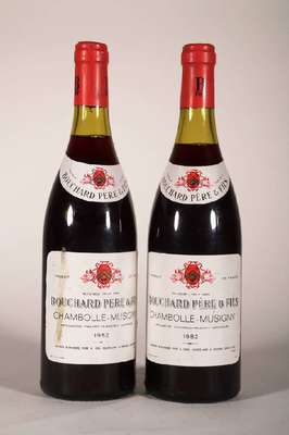 2 Flaschen 1992 Bouchard Pere & Fils, Chambolle-Musigny, Abstand zwischen Kapsel undWein: ca. 2-3 cm, ein Etikett l. beschmutzt sonst sehr gute ...