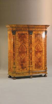 Prachtvoller Dielenschrank, wohl Frankfurt, um 1750,ausgewähltes feinstes Nussbaumfurnier, Weichholzkorpus, 2-türig, Schlagleiste u. ...