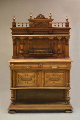 Aufsatzbuffet / Kabinett, wohl Frankreich, um 1870/80, Nussbaum massiv, mit Marmorplatte, Kredenz 2-türig u. 2-schübig, Stollenteil, Aufsatz mit ...