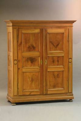 Dielenschrank, deutsch, um 1850/60, Kirschbaum massiv, 2-türig, Innenleben mit alten Kleiderhaken, Einlegeböden u. Schublade, orig. Schloss mit ...