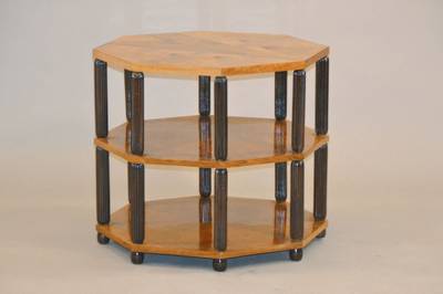 8-Eckiger Beistelltisch, wohl Frankreich, 30er Jahre, Palisanderfurnier geometrisierend verlegt, Säulen gerippt, H. ca. 62 cm, D. ca. 67 cm