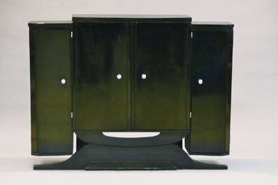 Art-Deco-Buffet, wohl Frankreich, 30/40er Jahre Hartholz schwarz gelackt, 4-türig, Mittelrisalit, geometrisierende Formgebung, kontrastierend helles ...