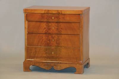 Biedermeierkommode, norddeutsch, um 1820, Mahagoni, Schellack handpoliert, 4 Schlüssel, 4 Schubladen, Schubfront in Pyramidenmahagonifurnier, ...