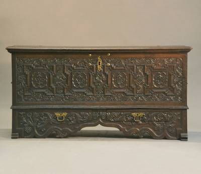 Eichentruhe, wohl Oldenburg / Osnabrück, dat. 1777, Eiche, mit Schellack aufgefrischt, reich mit Rocaillen geschnitzt, Alterssp., ca. 78x153x55 cm
