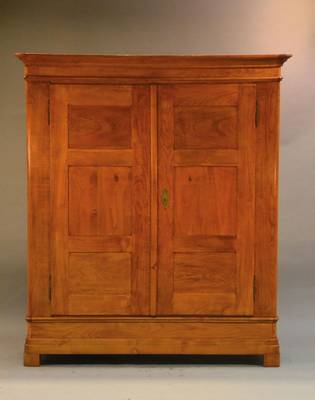 Biedermeierschrank, südwestdeutsch, um 1820, Kirschbaum massiv, 2-türig, insg. 12-fach kassettiert, auf Rahmen gearbeitet, Reste alten Wurmbefalls, ...