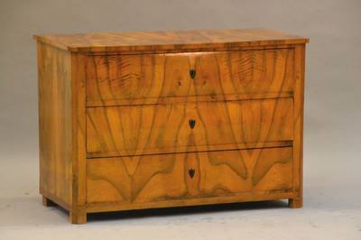 Aufwendig furnierte Biedermeierkommode, süddeutsch / Baden, um 1830, Nussbaumwurzelfurnier doppelt gespiegelt auf Weichholzkorpus verlegt, orig. ...