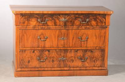 Spätbiedermeier-Kommode, süddeutsch, um 1840/50, Nussbaumfurnier auf Weichholzkorpus, 3-schübig, profilierter Kopfschub, Sockelleiste, Furnier ...