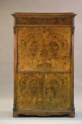 Standsekretär, mitteldeutsch, wohl Sachsen, um 1860/70, Wurzelnussfurnier auf Weichholzkorpus, Furnier vielfach auf Kreuzfuge verlegt, kontrastreich ...