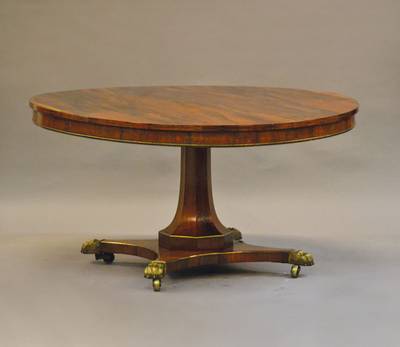 Palisandertisch, Regency, frühes 19. Jhdt ., Palisander massiv und furniert verarbeitet, Platte klappbar, Kanten teilweisemit Messing Einfassung, ...