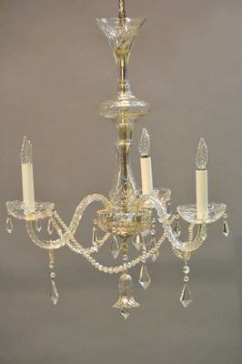 Deckenlüster, wohl Italien, 60er Jahre, geschliffener Mittelbaluster, drei geschliffene Glasarme, 3 Brennstellen, Abguss in Blütenform, ...