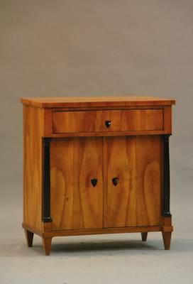 Halbschrank, deutsch, um 1900, Kirschbaum massiv und furniert, schwarze Vollsäulen, ein Schub, H. 80cm, L. ca. 73,5cm,B. 41 cm, 2-türig, im ...
