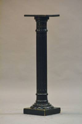 Blumensäule, deutsch, um 1900,, mit geritztem Dekor auf ebonisiertem Holz, 100 x 27.5 x 27 cm, l. Gebrauchsschäden